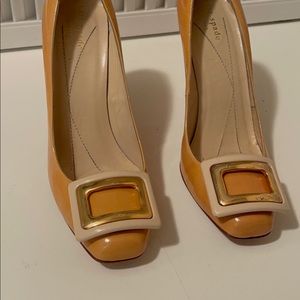 Kate spade gorgeous mustered color heels with beautiful cream and gold buckle